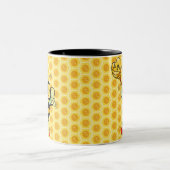 Honigbiene mit Herz und Monogramm Zweifarbige Tasse (Mittel)