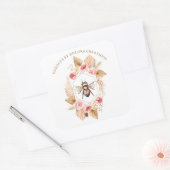 Honigbiene und Blütenrosa und Blütenblättrige Quadratischer Aufkleber (Umschlag)