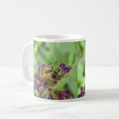 Honigbiene und violette Blumen Tasse (Vorderseite Links)
