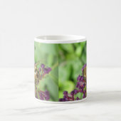 Honigbiene und violette Blumen Tasse (Mittel)