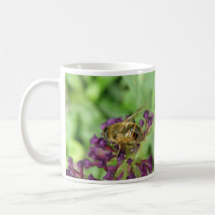 Honigbiene und violette Blumen Tasse