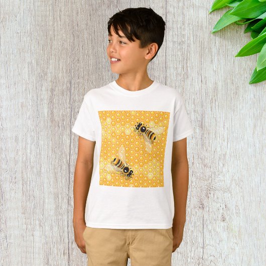 Honigbienen auf hellen Honigwabenmustern T-Shirt