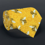 Honigbienen Honeycomb Beehive Bee Pattern Insect Krawatte<br><div class="desc">Dieses Bienenmuster-Design zeigt Honigbienen auf einem hellen,  hellen,  goldgelben Wabenhintergrund. Die gelben und schwarzen Bienen haben gossamer weißblaue Flügel. Sie kriechen über die Wabenrübe in ihrem Bienenstock. Dieses originelle,  naturbelassene und inspirierte Design ist perfekt für ein hübsches Landschaftsdekor.</div>