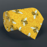 Honigbienen Honeycomb Beehive Bee Pattern Insect Krawatte<br><div class="desc">Dieses Bienenmuster-Design zeigt Honigbienen auf einem hellen,  hellen,  goldgelben Wabenhintergrund. Die gelben und schwarzen Bienen haben gossamer weißblaue Flügel. Sie kriechen über die Wabenrübe in ihrem Bienenstock. Dieses originelle,  naturbelassene und inspirierte Design ist perfekt für ein hübsches Landschaftsdekor.</div>