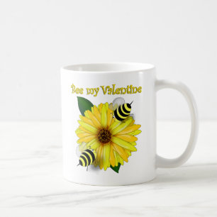 Honigbienen treffen sich auf gelben Blumen Kaffeetasse