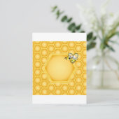 Honigwabenhintergrund mit einer niedlichen Honigbi Postkarte (Stehend Vorderseite)