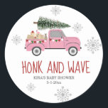 Honk & Wave Christmas Baby Shower Runder Aufkleber<br><div class="desc">Treiben Sie durch Quarantäne sozial distanzierende Hütte und Welle Weihnachten Mädchen Dusche mit der Illustration von rosa LKW mit bunting und gefüllt mit Geschenken dekoriert.</div>