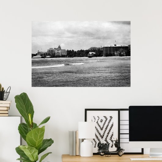 Honolulu, HA - Aussicht auf Moana & Royal Hawaiian Poster (Heimbüro)