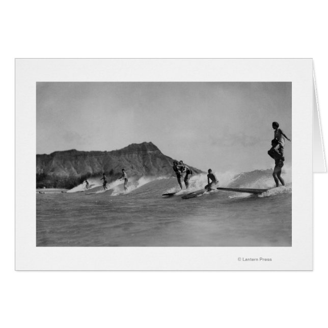 Honolulu, Hawaii - Surfer vor Waikiki Beach (Vorderseite (Horizontal))