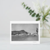 Honolulu, Hawaii - Surfer weg von Waikiki Strand Postkarte (Stehend Vorderseite)