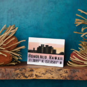 Honolulu Skyline Latitude und Longitude Tabletop Fotoplatte (Seite)