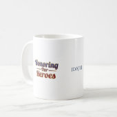 Honoring Our Heroes / Día de los Caídos Kaffeetasse (Vorderseite Links)