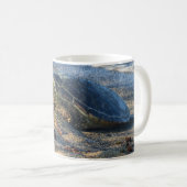 Honu, das auf dem Sand stillsteht Kaffeetasse (VorderseiteRechts)
