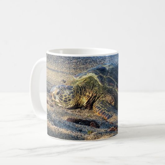 Honu, das auf dem Sand stillsteht Kaffeetasse (Vorderseite Links)