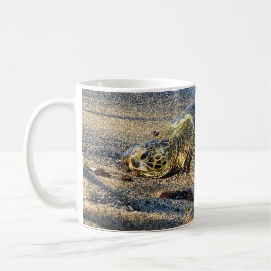 Honu, das auf dem Sand stillsteht Kaffeetasse (Links)