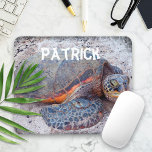 Honu Tropical Hawaii Sea Turtle Foto Individuelle  Mousepad<br><div class="desc">Hawaiianische Meeresschildkröten wissen sicherlich, wie man sich in der Sonne entspannt. Lassen Sie sich von den warmen Brisen der Hawaiianischen Inseln mit dieser beruhigenden und farbenfrohen Fotografie personalisierten Namen mousepad abhalten. Geben Sie einfach den personalisierten Namen Ihrer Wahl ein und Sie können dieses Mousepad ganz einfach anpassen. Ich biete auch...</div>