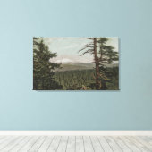 Hood, Oregon - Aussicht auf Berge aus der Ferne Leinwanddruck (Insitu (Holzboden))
