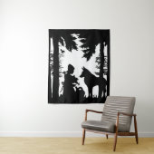 Hood Wolf in Schwarz-Weiß im Wald Wandteppich (Beispiel)