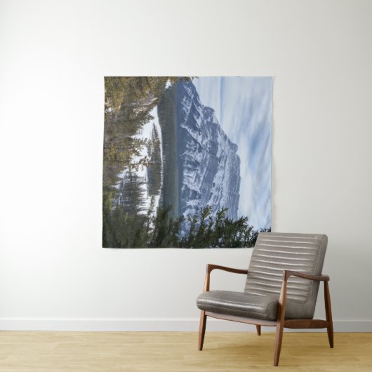 Hoodoos und Snowy Tunnel Mountain, Alberta Wandteppich (Beispiel (Horizontal))