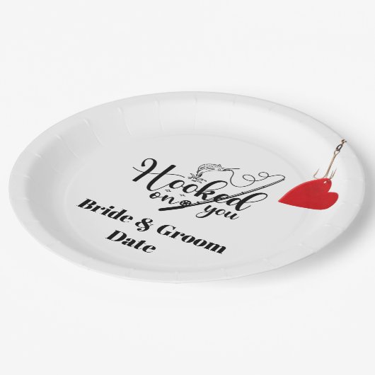 Hook dich für das Angeln mit Liebe Hochzeit Pappteller (Schrägansicht)