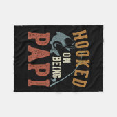 Hooked on be Papi Vatertag Fischen Papi Fleecedecke (Vorderseite (Horizontal))