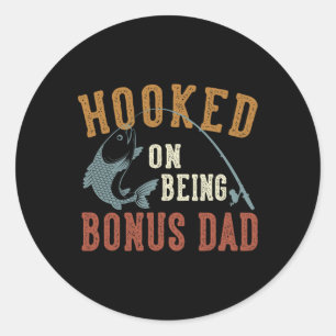 Hooked on being Bonus Vater Vatertag Angeln Sohn Runder Aufkleber