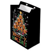 Hoop-y Holidays Basketball Christmas Holiday Sport Mittlere Geschenktüte (Vorderseite Schrägansicht)