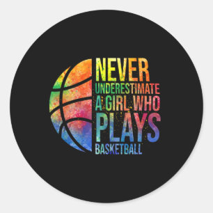 Hoops Girls unterschätzen nie ein Mädchen, das B s Runder Aufkleber