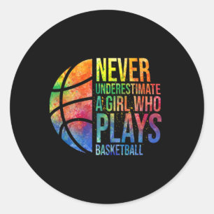 Hoops Girls unterschätzen nie ein Mädchen, das B s Runder Aufkleber