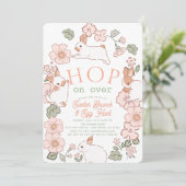 Hop on Over Bunny Boho Floral Easter Brunch Einladung (Stehend Vorderseite)