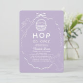 Hop on Over Lavender Bow Bunny Baby Shower Einladung (Stehend Vorderseite)