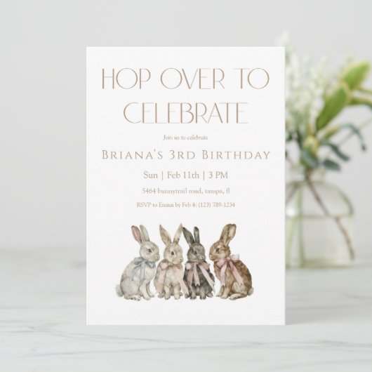 Hop Over Bunny Geburtstag Einladung (Stehend Vorderseite)