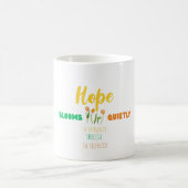 Hope Blooms Quietly – Bilingual Motivational  Kaffeetasse (Mittel)