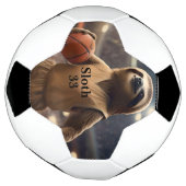Hopfen und Hangs: Der Slam Dunking Sloth, Fußball (Gedreht)