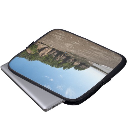 Hopfenfelsen und die Gezeitenforschung im Ozean Laptopschutzhülle (Vorne Knopf)