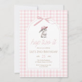 Hopp auf Pink Gingham-Hase 2. Geburtstag Einladung (Vorderseite)