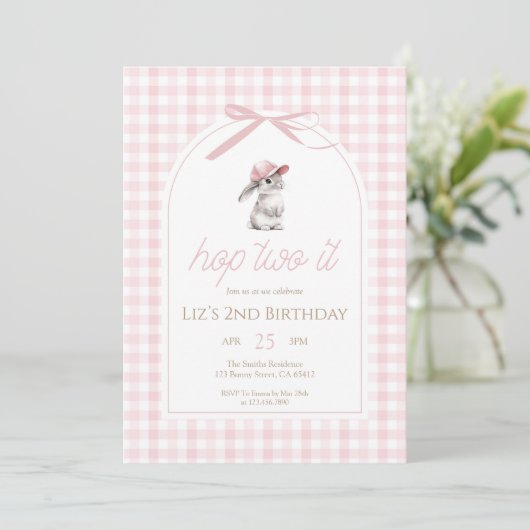 Hopp auf Pink Gingham-Hase 2. Geburtstag Einladung (Stehend Vorderseite)