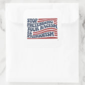 Hör auf, so zu tun, als wäre Patriotismus dein Ras Quadratischer Aufkleber (Tasche)