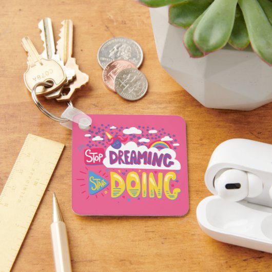 Hör auf zu träumen, fang an, dunkles Violetmetall Schlüsselanhänger (Schreibtisch)