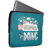 Hör auf zu träumen, mach Dunkeltürkis. Laptopschutzhülle (Vorne Rechts)