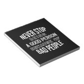 Hör niemals auf, ein guter Mensch Zitate schwarz v Notizblock (angewinkelt)