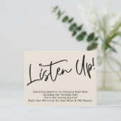 Hör zu! Aufgehängte Hochzeitsmitteilung, Creme Postkarte (Stehend Vorderseite)