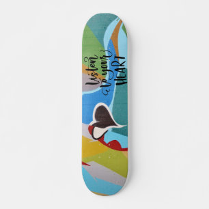 Höre deinem Herzen zu Farbige Graffiti-Herz Skateboard