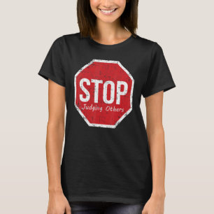 Hören Sie auf, andere in der Welt zu beurteilen, w T-Shirt
