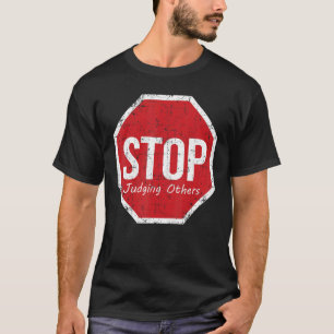 Hören Sie auf, andere in der Welt zu beurteilen, w T-Shirt
