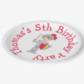 Hören Sie, Ihr Brünetter Niedlicher Ritter Pappteller (Schrägansicht)