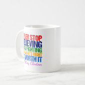 Hören Sie niemals auf, dem hillary Zitat Inspirati Kaffeetasse (Vorderseite Links)