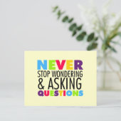 Hören Sie niemals auf, Fragen zu erforschen und Fr Postkarte (Stehend Vorderseite)