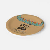 Hören Sie niemals auf, Kanu zu erkunden Pappteller (Schrägansicht)