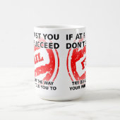 Hören Sie zu Ihrer Ehefrau-lustigen Tasse (Mittel)